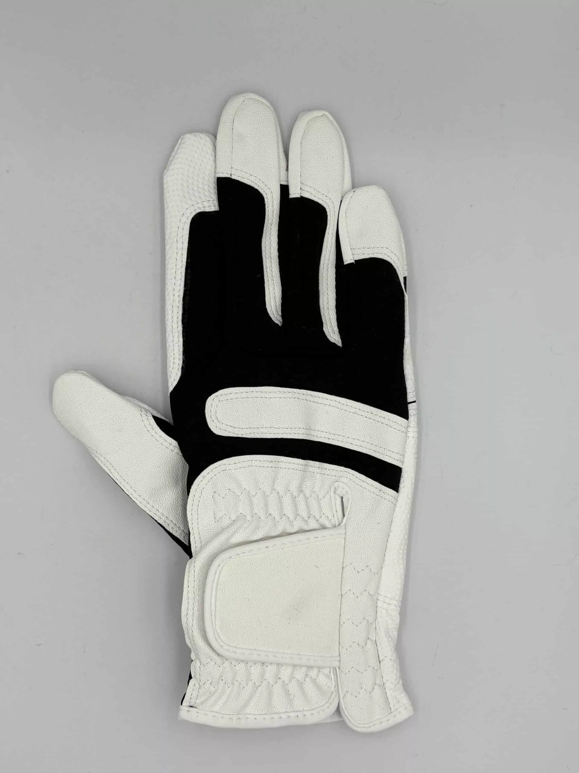 One Size Fits Most Golf Glove – Right Hand – White
